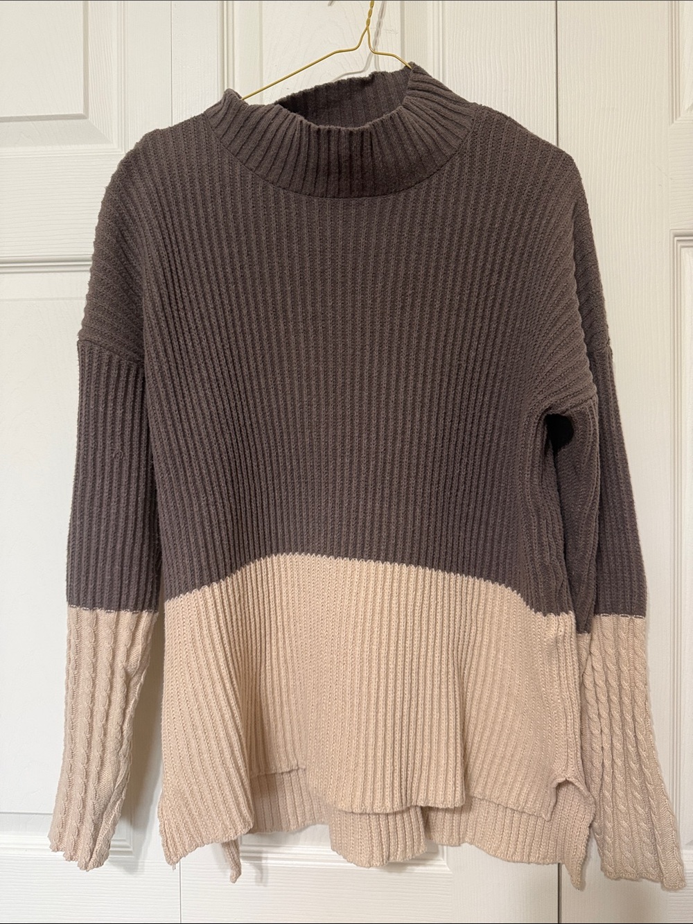 ESQUALO Two-Tone Ribbed Mock Neck Sweater in Brown & Cream